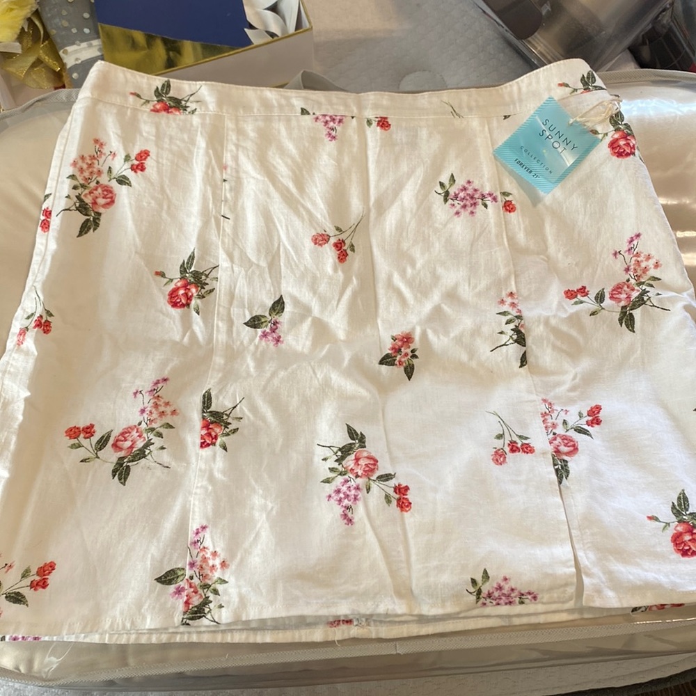 White floral mini skirt